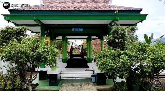 8 Potret Kondisi Makam Nike Ardilla yang Lama Tak Tersorot, Gedung untuk Fans Terbengkalai-Memprihatinkan!