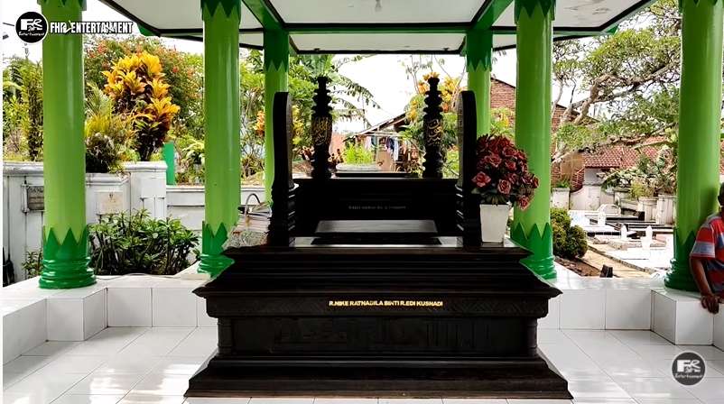 8 Potret Kondisi Makam Nike Ardilla yang Lama Tak Tersorot, Gedung untuk Fans Terbengkalai-Memprihatinkan!