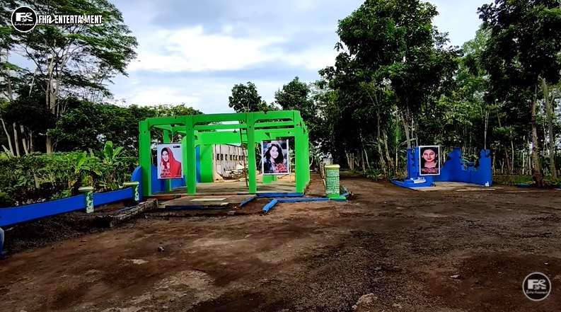 8 Potret Kondisi Makam Nike Ardilla yang Lama Tak Tersorot, Gedung untuk Fans Terbengkalai-Memprihatinkan!