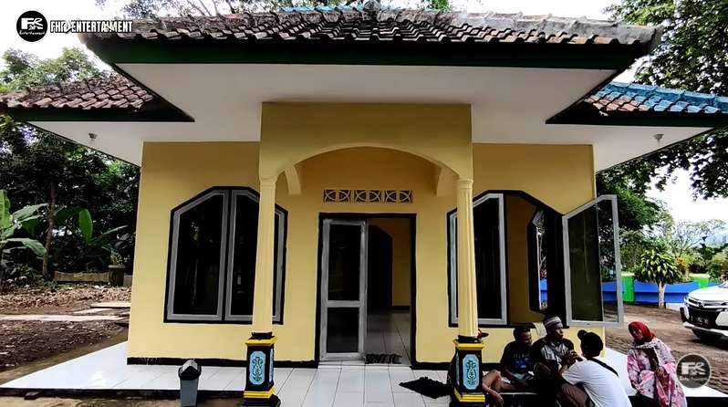 8 Potret Kondisi Makam Nike Ardilla yang Lama Tak Tersorot, Gedung untuk Fans Terbengkalai-Memprihatinkan!