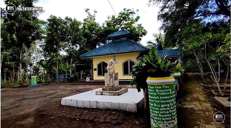 8 Potret Kondisi Makam Nike Ardilla yang Lama Tak Tersorot, Gedung untuk Fans Terbengkalai-Memprihatinkan!