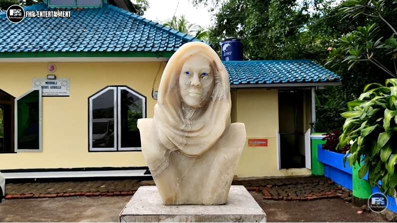 8 Potret Kondisi Makam Nike Ardilla yang Lama Tak Tersorot, Gedung untuk Fans Terbengkalai-Memprihatinkan!