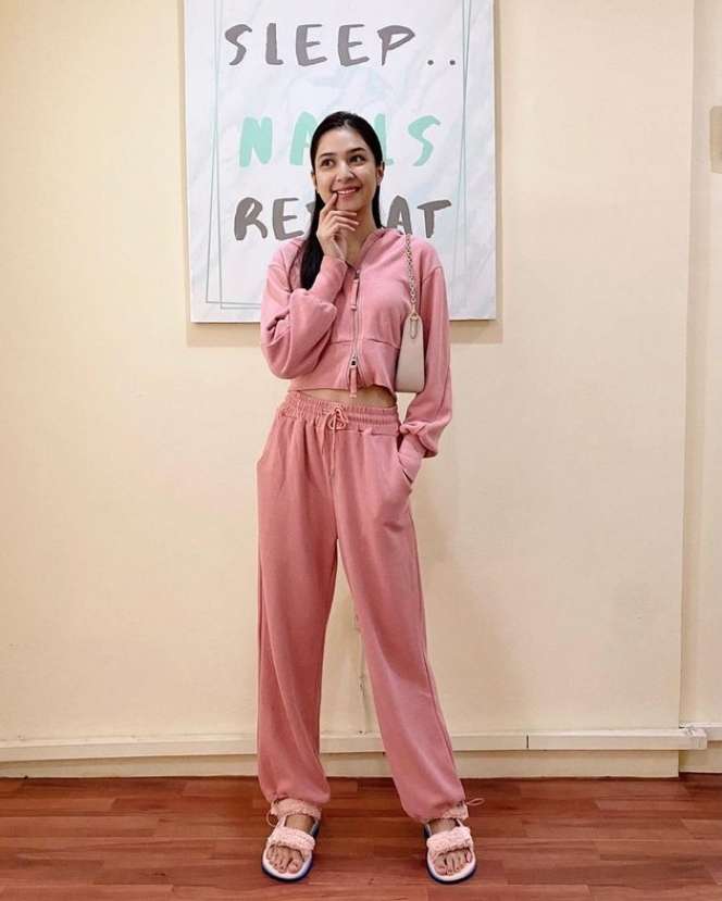 Pamer Pinggang Ramping Bak Boneka Barbie Mikha Tambayong Bikin Heboh, Lihat 8 Potretnya!