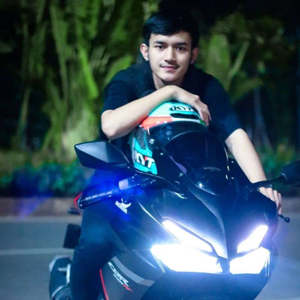 Dituding Pansos! Ini 10 Potret Rivaldi ‘YouTuber’ Ganteng Dikabarkan Dekat dengan Mayang Adik Vanessa Angel