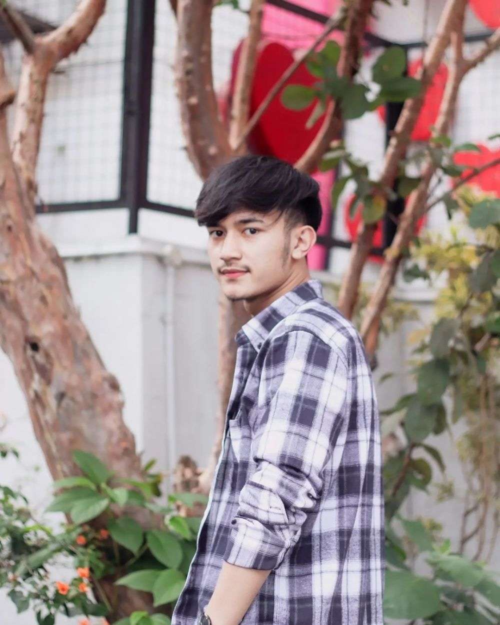 Dituding Pansos! Ini 10 Potret Rivaldi ‘YouTuber’ Ganteng Dikabarkan Dekat dengan Mayang Adik Vanessa Angel