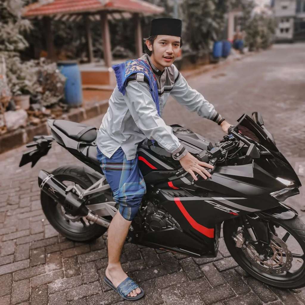 Dituding Pansos! Ini 10 Potret Rivaldi ‘YouTuber’ Ganteng Dikabarkan Dekat dengan Mayang Adik Vanessa Angel