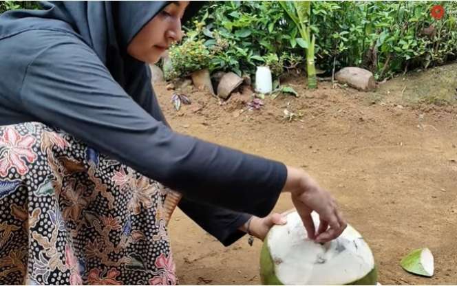 8 Potret Gadis Desa Keturunan Turki, Bisa Panjat Pohon Kelapa!