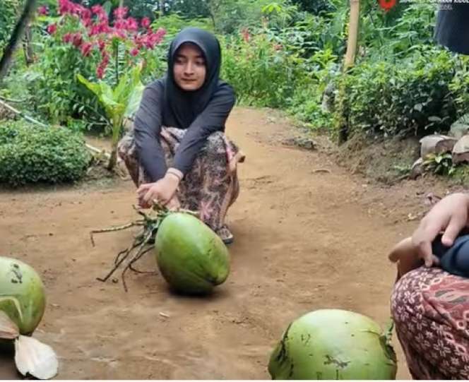 8 Potret Gadis Desa Keturunan Turki, Bisa Panjat Pohon Kelapa!