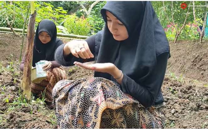 8 Potret Gadis Desa Keturunan Turki, Bisa Panjat Pohon Kelapa!