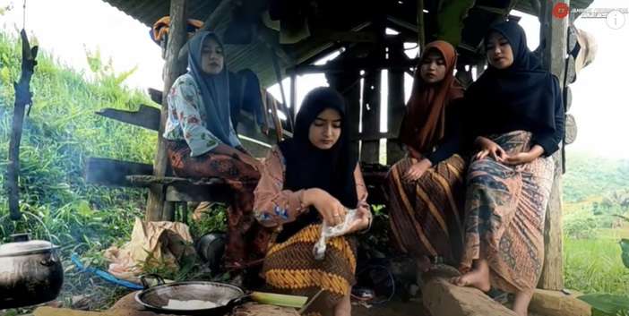 8 Potret Gadis Desa Keturunan Turki, Bisa Panjat Pohon Kelapa!