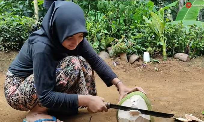 8 Potret Gadis Desa Keturunan Turki, Bisa Panjat Pohon Kelapa!