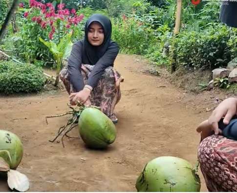 8 Potret Gadis Desa Keturunan Turki, Bisa Panjat Pohon Kelapa!