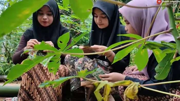 8 Potret Gadis Desa Keturunan Turki, Bisa Panjat Pohon Kelapa!