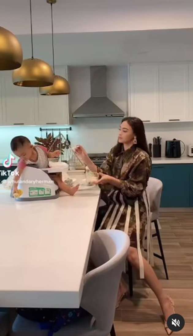 Tinggal di Malaysia, Penampakan Rumah Baru Whulandary Herman yang Super Wow!
