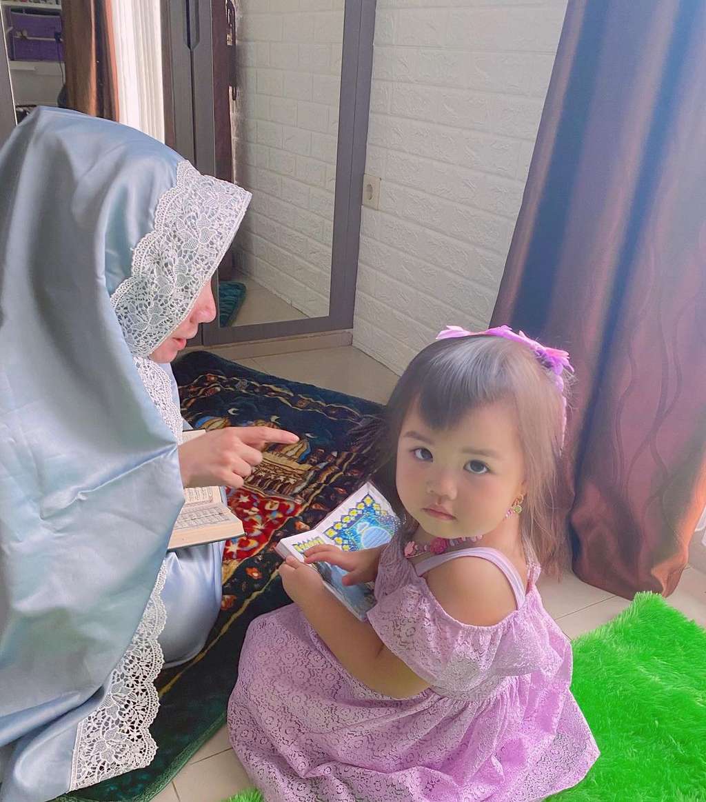 Potret Sederet Artis Mendampingi Anak Mengaji, Penampilan Ayu Ting Ting Paling Disorot!