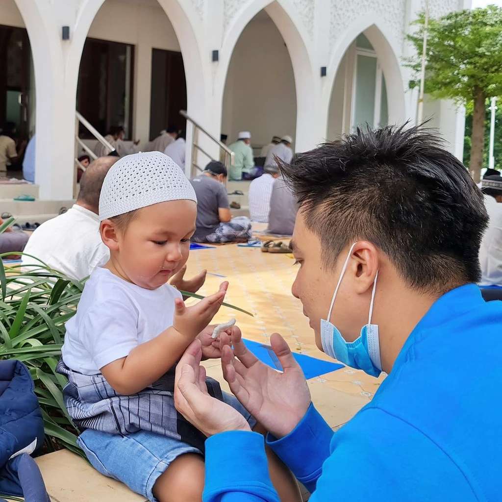 Potret Sederet Artis Mendampingi Anak Mengaji, Penampilan Ayu Ting Ting Paling Disorot!