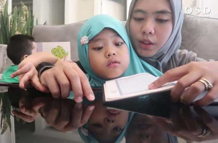 Potret Sederet Artis Mendampingi Anak Mengaji, Penampilan Ayu Ting Ting Paling Disorot!