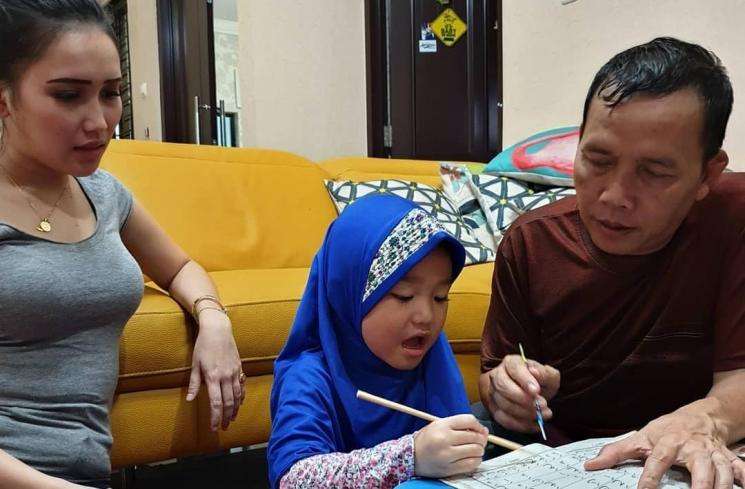 Potret Sederet Artis Mendampingi Anak Mengaji, Penampilan Ayu Ting Ting Paling Disorot!