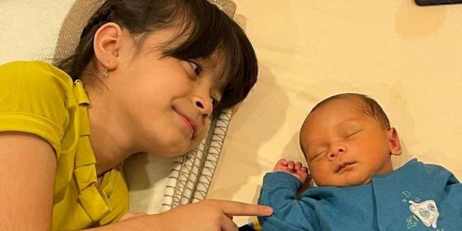 5 Potret Amabel Lennata 'Anak' Lesti Kejora Momong Baby Leslar