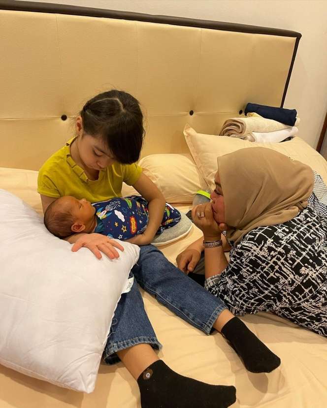 5 Potret Amabel Lennata 'Anak' Lesti Kejora Momong Baby Leslar