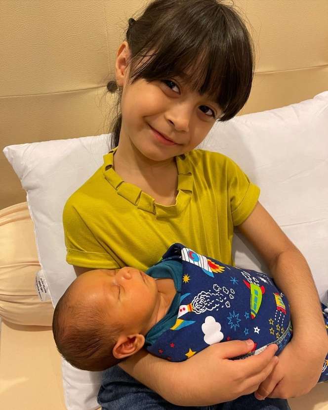 5 Potret Amabel Lennata 'Anak' Lesti Kejora Momong Baby Leslar
