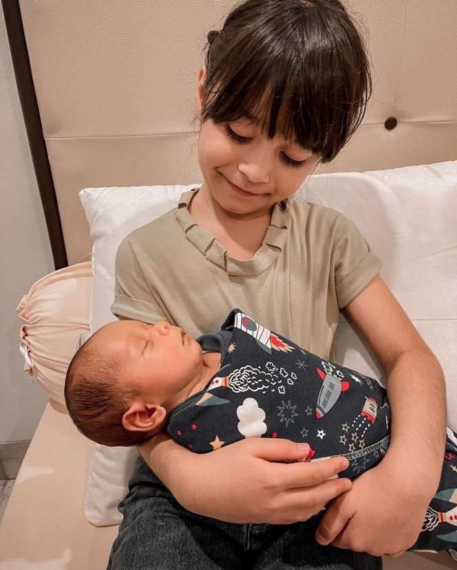 5 Potret Amabel Lennata 'Anak' Lesti Kejora Momong Baby Leslar