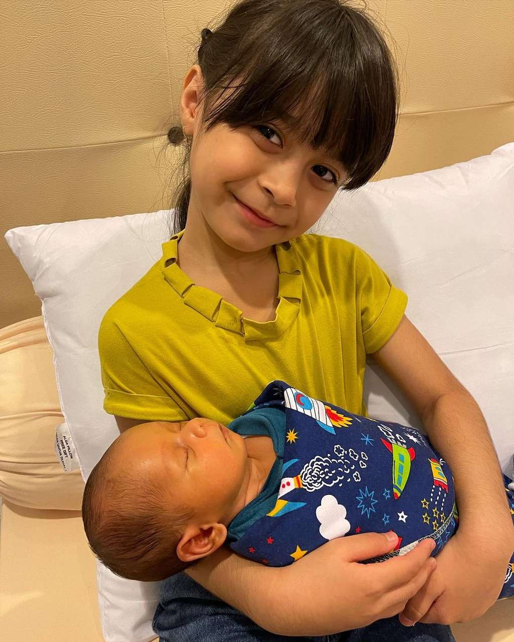 5 Potret Amabel Lennata 'Anak' Lesti Kejora Momong Baby Leslar