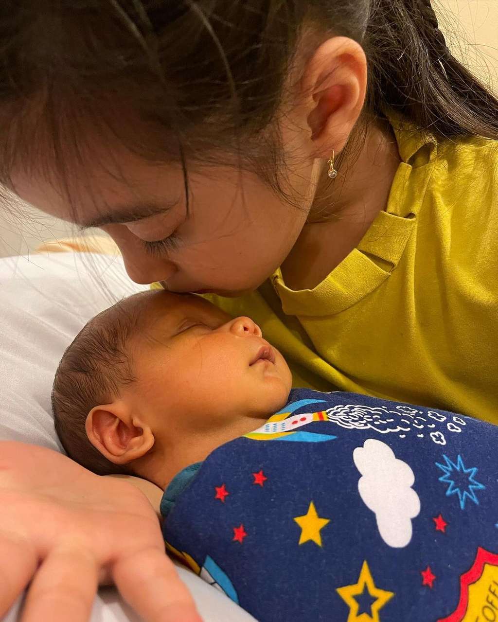 5 Potret Amabel Lennata 'Anak' Lesti Kejora Momong Baby Leslar