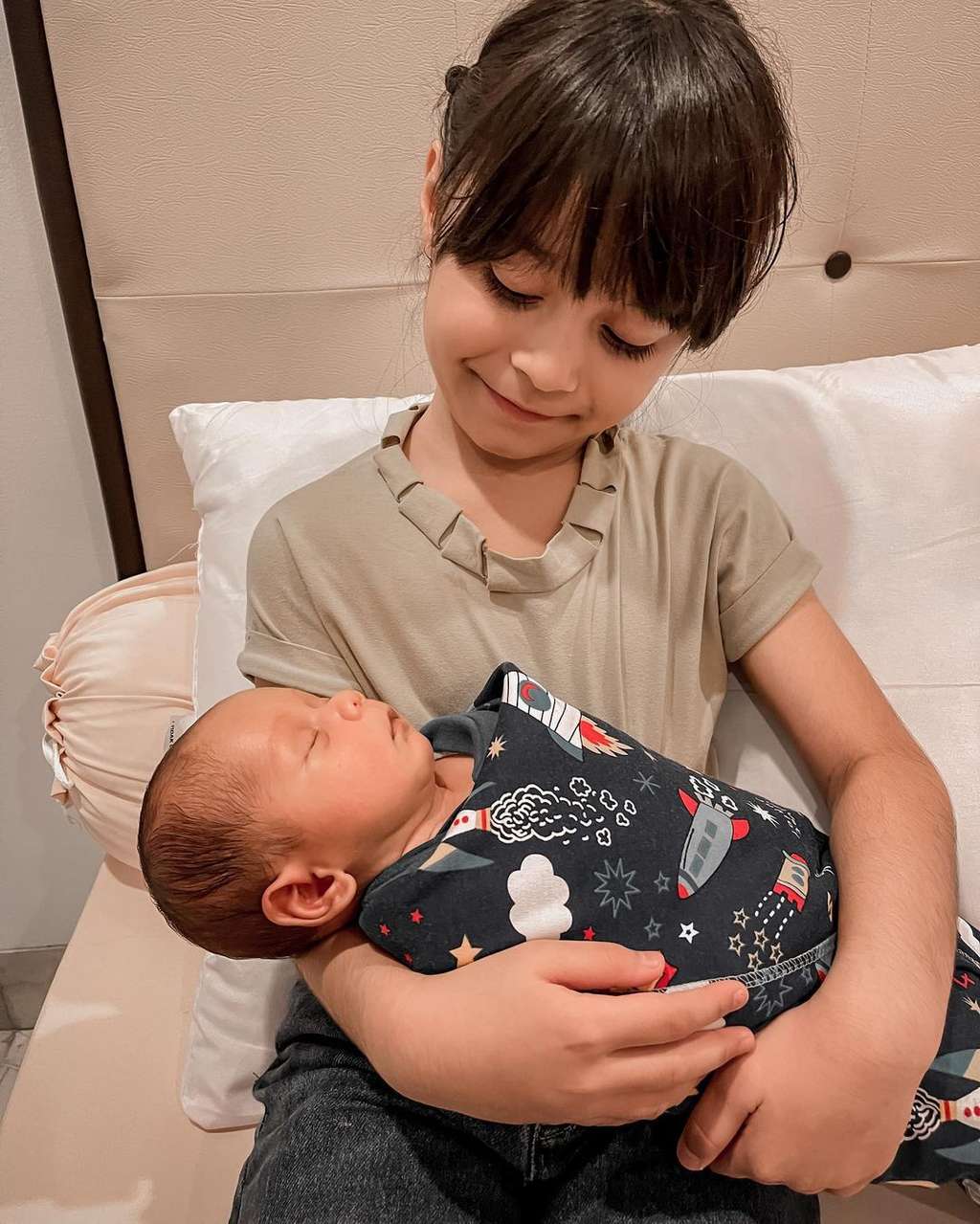 5 Potret Amabel Lennata 'Anak' Lesti Kejora Momong Baby Leslar