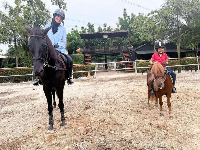 5 Potret Penampilan Syar'i Shireen Sungkar Saat Berkuda Jadi Sorotan