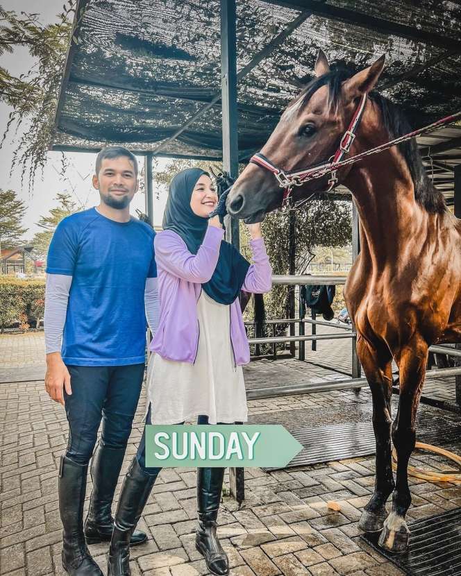 5 Potret Penampilan Syar'i Shireen Sungkar Saat Berkuda Jadi Sorotan