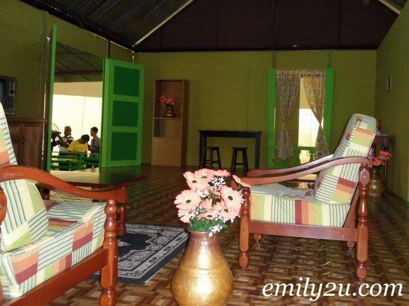 10 Penampakan Rumah Upin & Ipin di Dunia Nyata, Luarnya Sederhana Dalamnya Bikin Melongo!