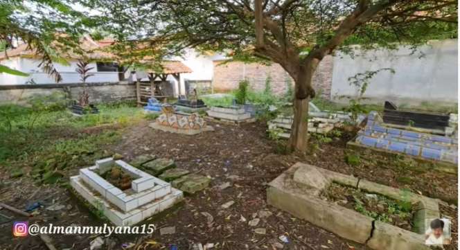 Penampakan Desa Siluman, Banyak Kuburan di Pemukiman Warga