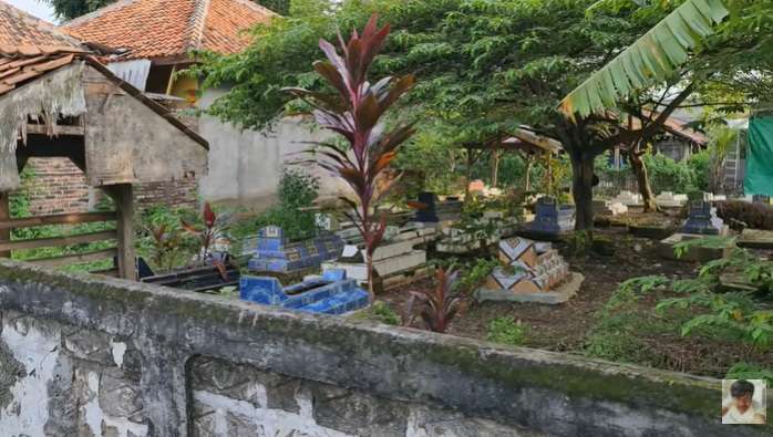 Penampakan Desa Siluman, Banyak Kuburan di Pemukiman Warga