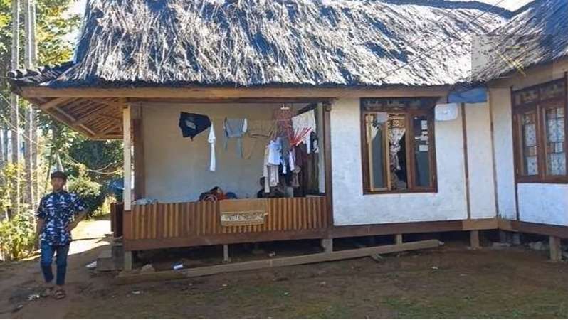 Dulu Kaya Raya, Intip 6 Potret Kondisi Rumah Mandra di Kampung, Sederhana Beratapkan Daun!
