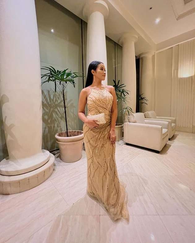 10 Gaya ‘Mewah’ Artis Hadiri Pernikahan Vidi Aldiano, Busana Mikha Tambayong Jadi Sorotan!