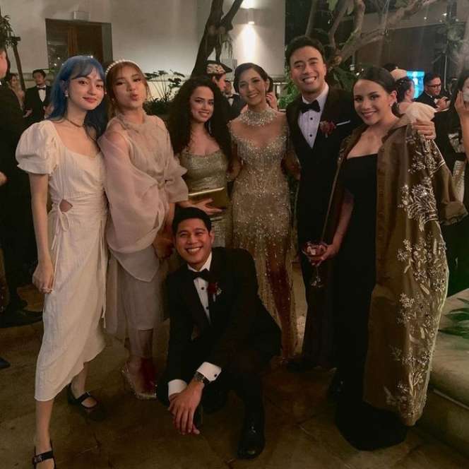 10 Gaya ‘Mewah’ Artis Hadiri Pernikahan Vidi Aldiano, Busana Mikha Tambayong Jadi Sorotan!