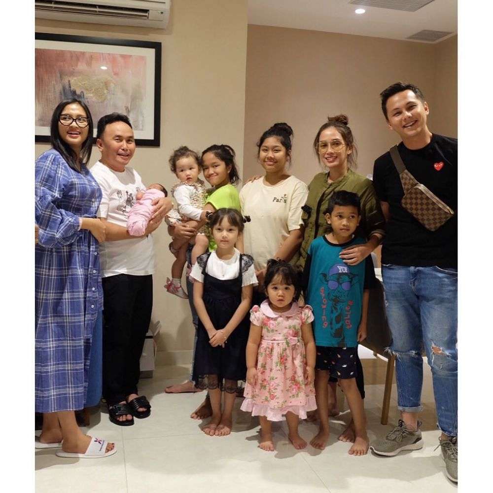 10 Potret Istri Mantan Suami Ussy Sulistiawaty, Super Cantik bak Model Jadi Ibu Gubernur!