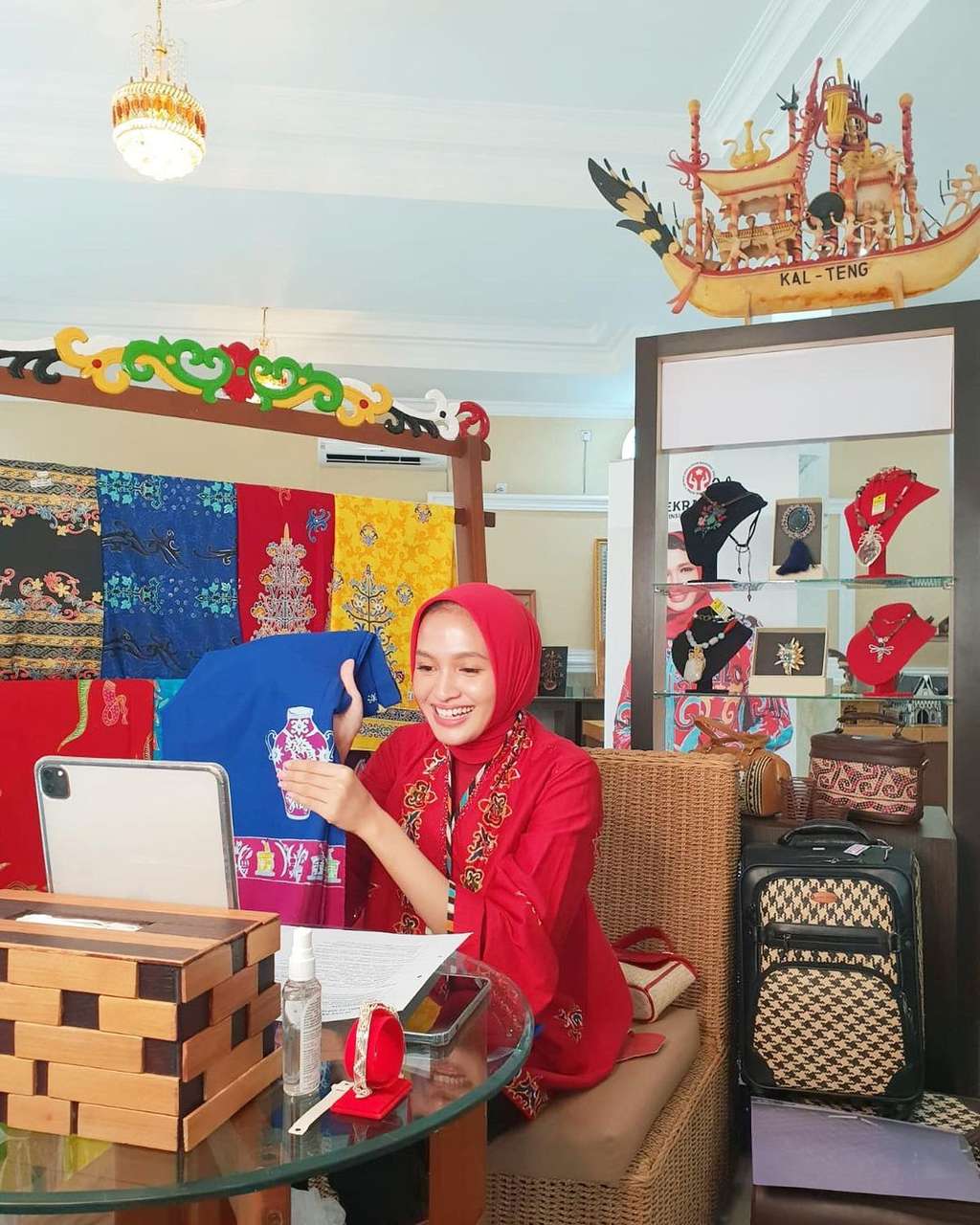 10 Potret Istri Mantan Suami Ussy Sulistiawaty, Super Cantik bak Model Jadi Ibu Gubernur!