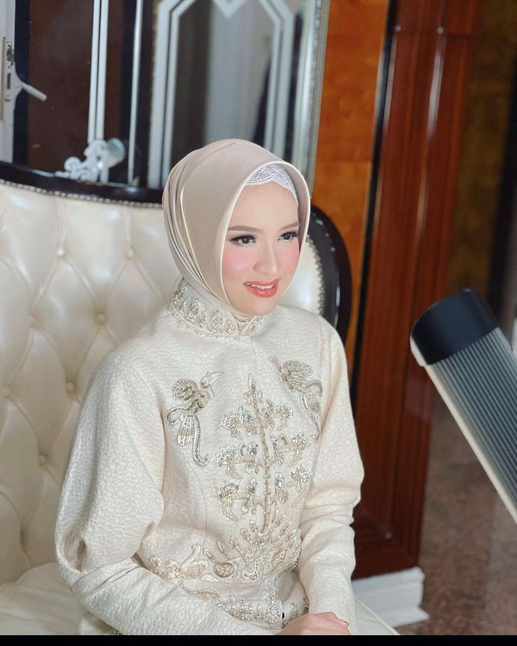 10 Potret Istri Mantan Suami Ussy Sulistiawaty, Super Cantik bak Model Jadi Ibu Gubernur!