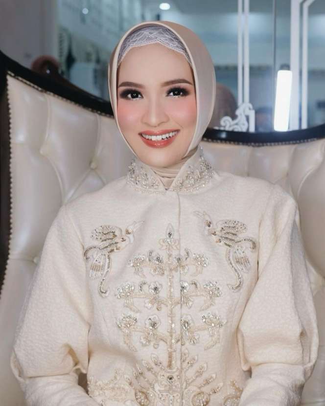 10 Potret Istri Mantan Suami Ussy Sulistiawaty, Super Cantik bak Model Jadi Ibu Gubernur!