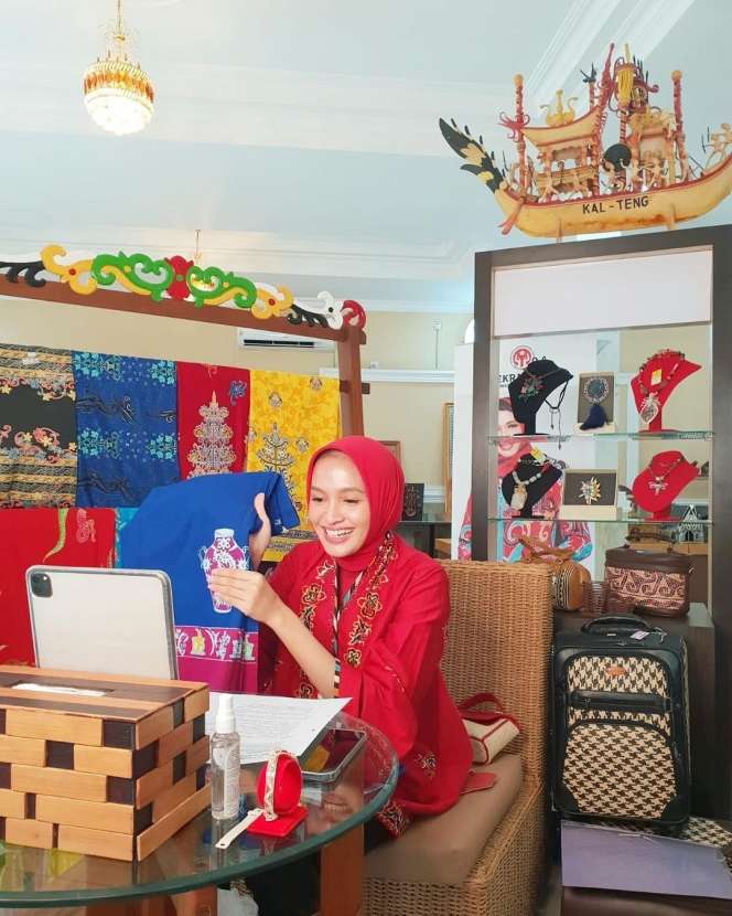 10 Potret Istri Mantan Suami Ussy Sulistiawaty, Super Cantik bak Model Jadi Ibu Gubernur!