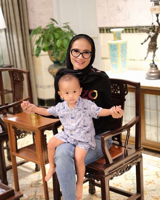10 Potret Istri Mantan Suami Ussy Sulistiawaty, Super Cantik bak Model Jadi Ibu Gubernur!