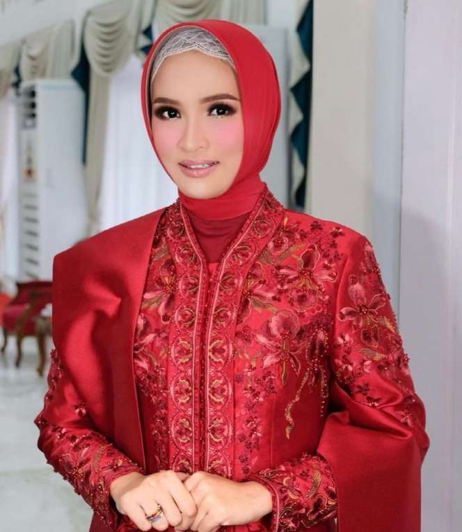 10 Potret Istri Mantan Suami Ussy Sulistiawaty, Super Cantik bak Model Jadi Ibu Gubernur!