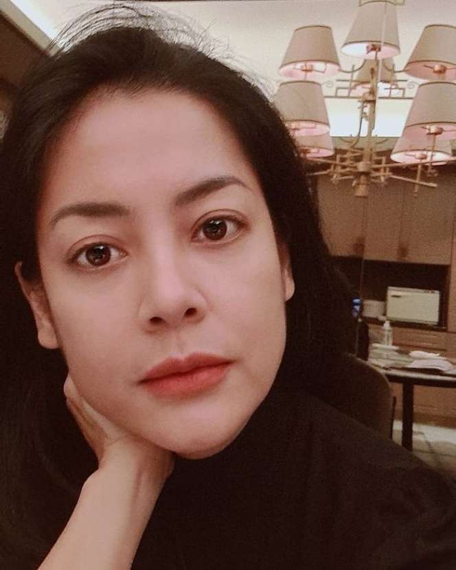 Berwajah Awet Muda, Potret Terbaru Lulu Tobing Bikin Warganet Kagum!
