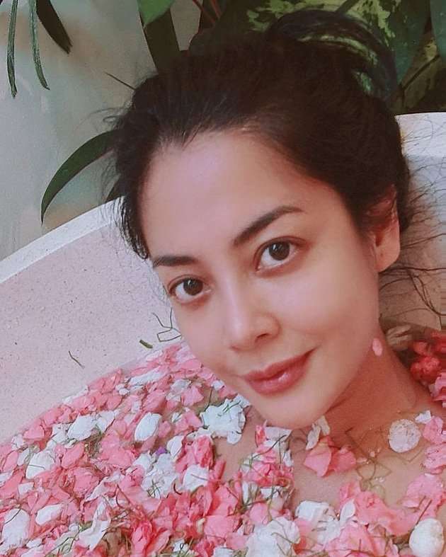 Berwajah Awet Muda, Potret Terbaru Lulu Tobing Bikin Warganet Kagum!