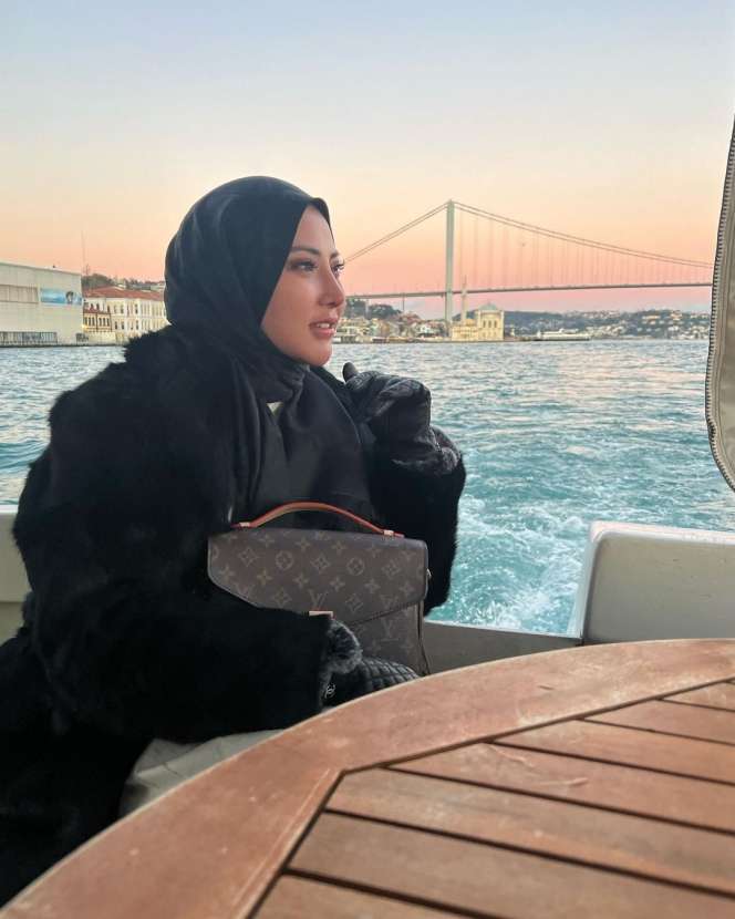 Biasa Tampil Seksi, Intip 10 Potret Cantiknya Ayu Aulia Berhijab Saat Liburan Bareng Zikri Daulay di Turki