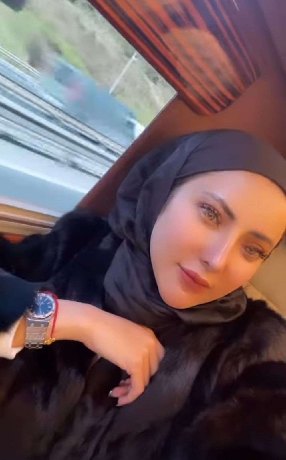 Biasa Tampil Seksi, Intip 10 Potret Cantiknya Ayu Aulia Berhijab Saat Liburan Bareng Zikri Daulay di Turki