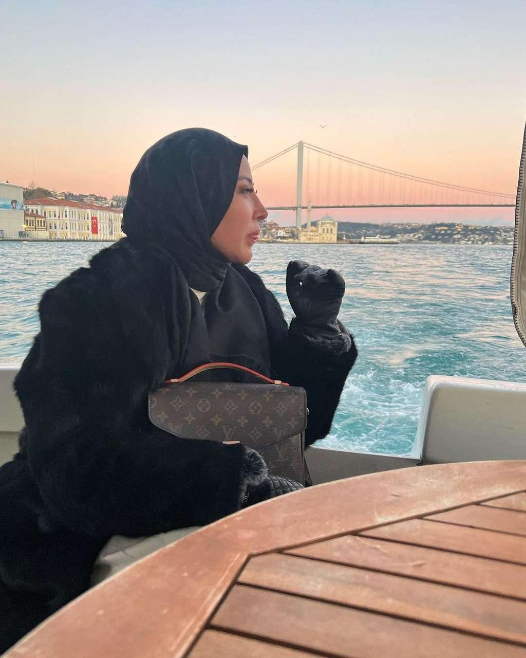 Biasa Tampil Seksi, Intip 10 Potret Cantiknya Ayu Aulia Berhijab Saat Liburan Bareng Zikri Daulay di Turki