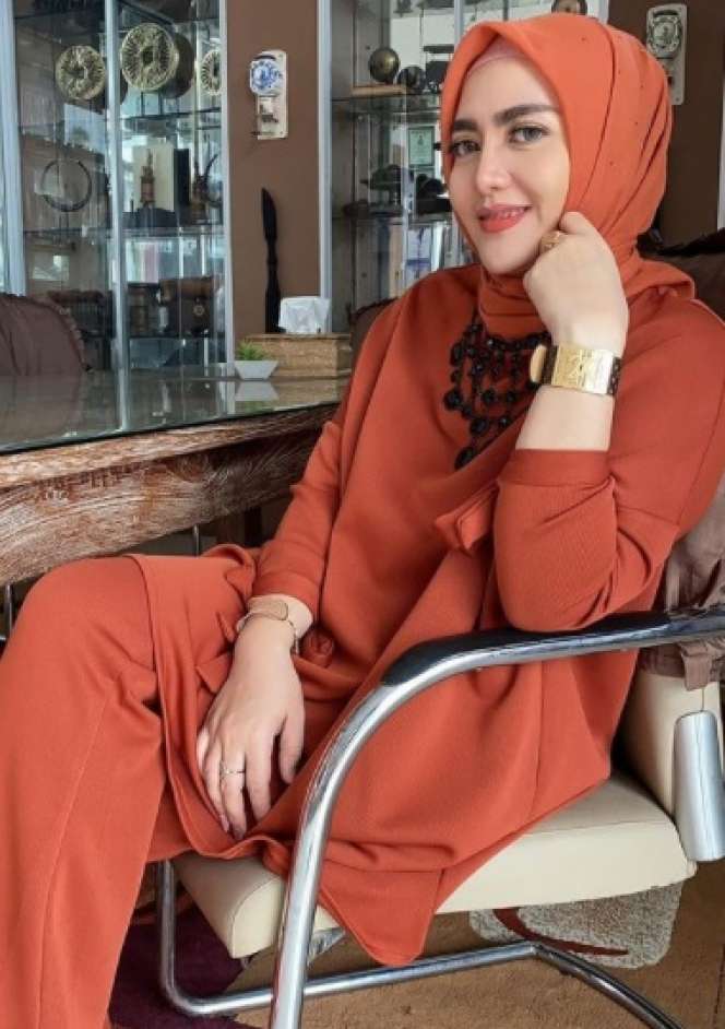 Kini Mantap Berhijab, 8 Potret Terbaru Ria Amelia Pelantun ‘SMS’ Sukses Curi Perhatian!